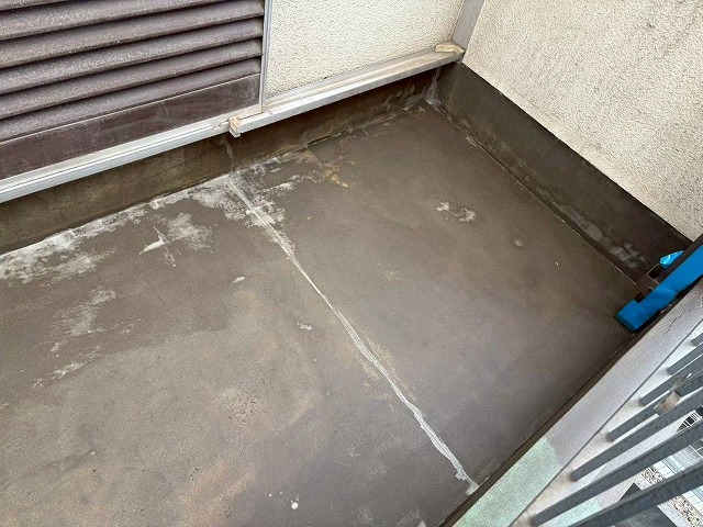 明石市　ベランダ現況防水前-窓側